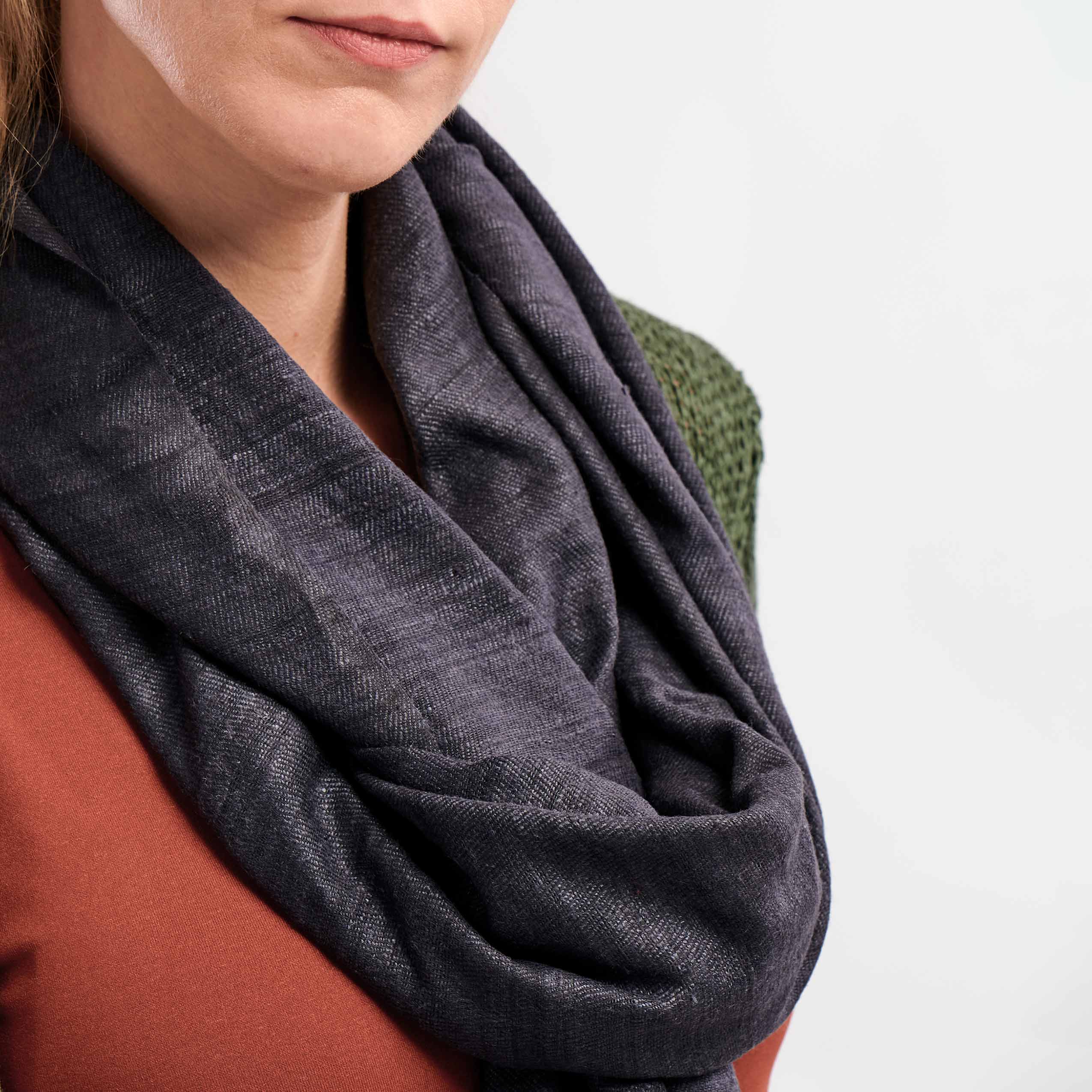 Timeless Silk - Donkergrijze Eri Zijden Sjaal