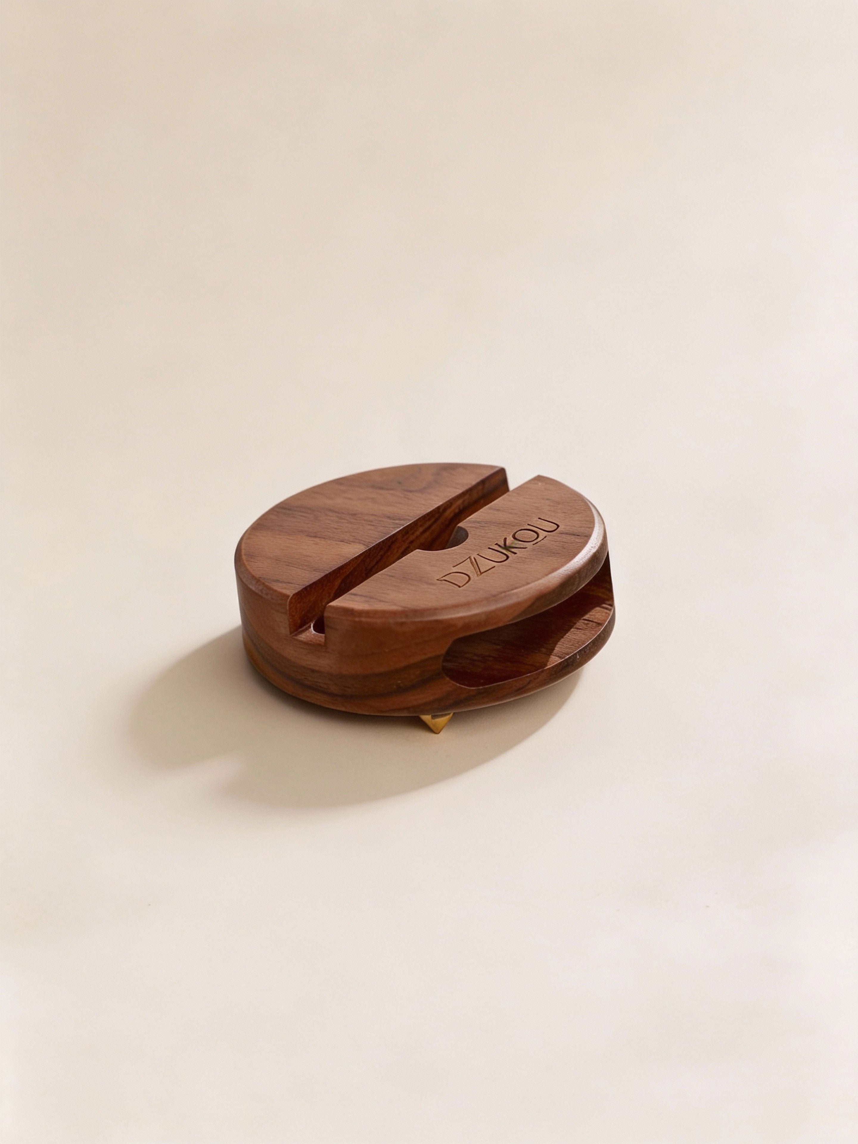 Walnut Squirrel – Wooden Phone Stand and Amplifier