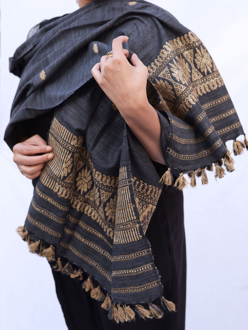 Orang - Patterned Eri Silk Stole Charcoal