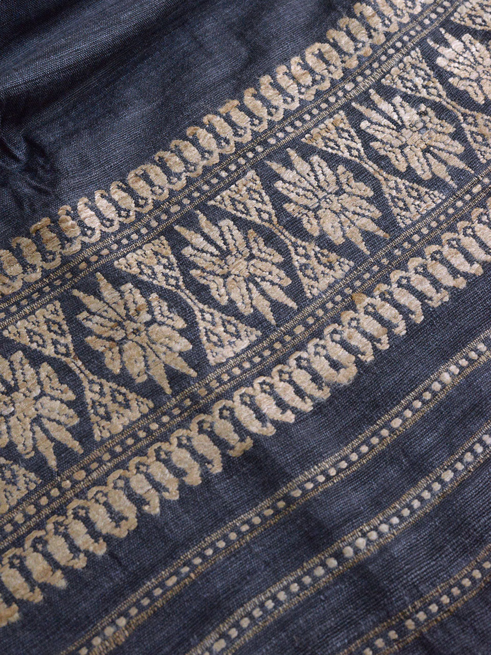 Orang - Patterned Eri Silk Stole Charcoal