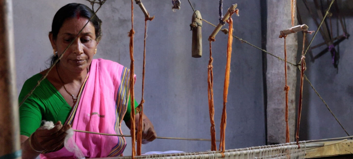 woman in a mekhela sador hand weaving 