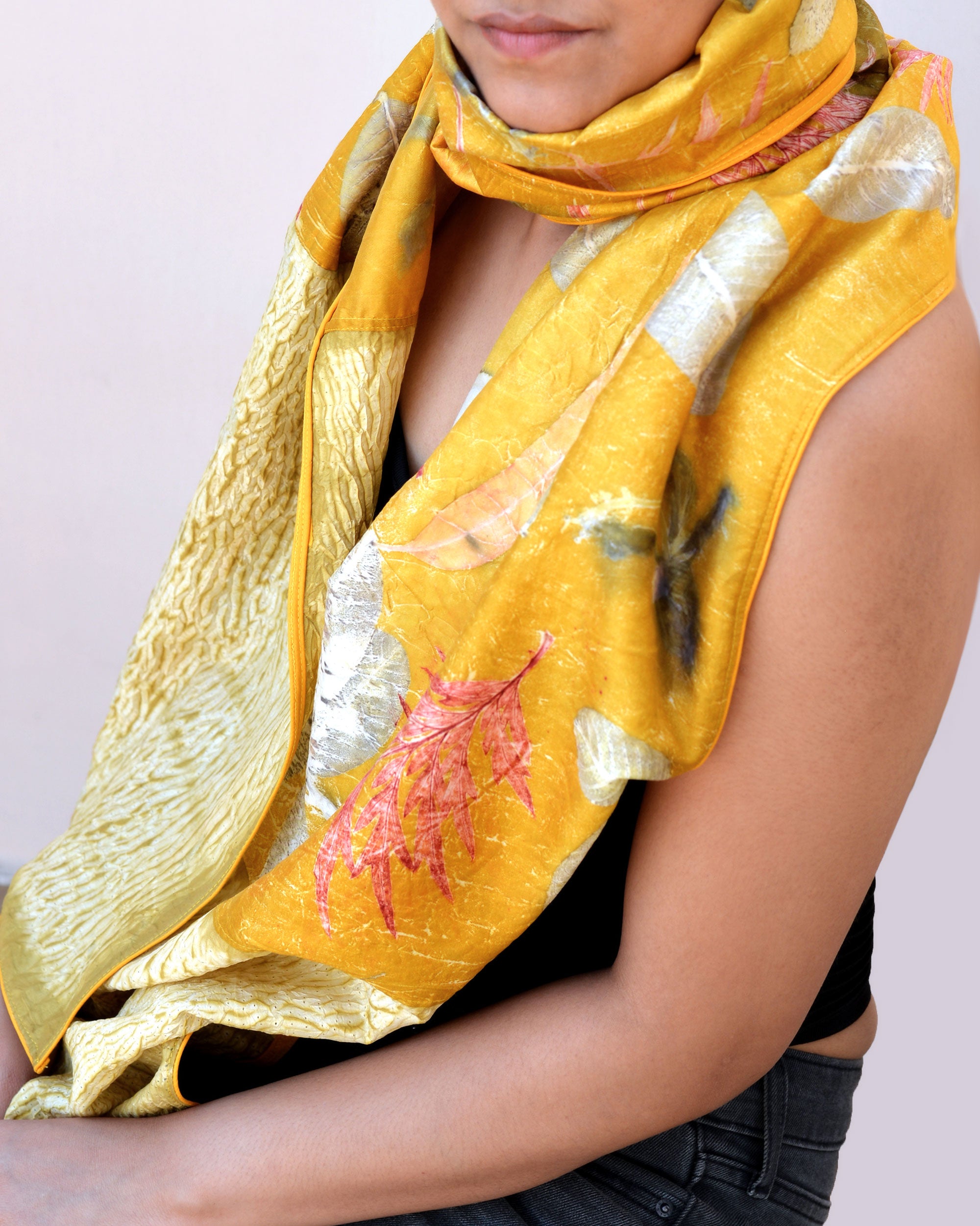 Echel - Étole en soie de mûrier pure, éco-imprimée avec du shibori jaune